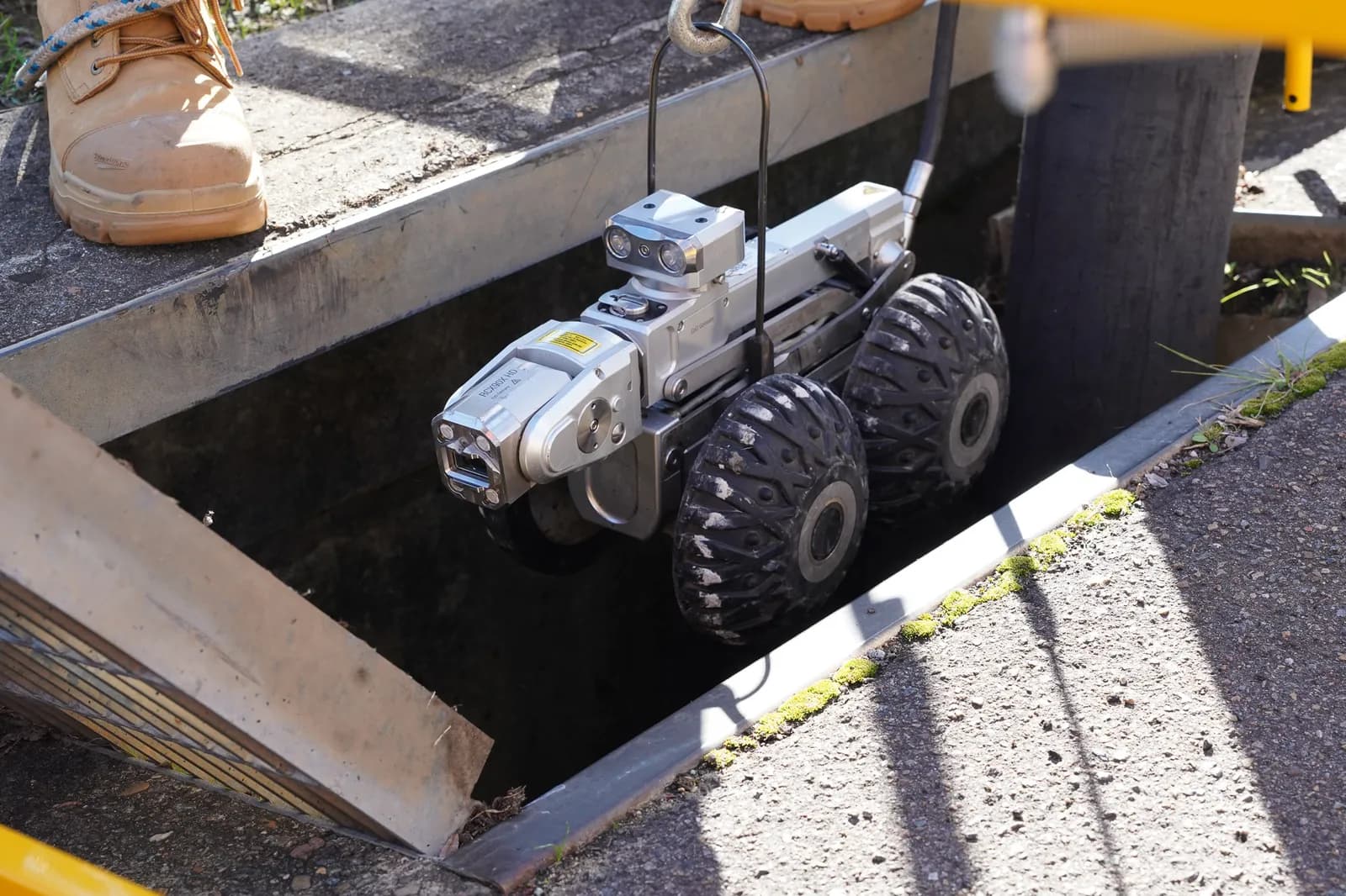 Geosurv CCTV camera inspecting a pipeline with WinCAN reporting